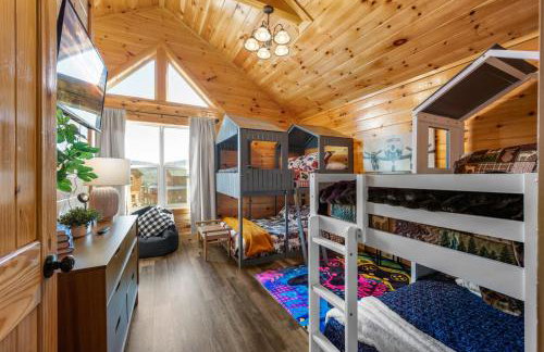 Indoor Pvt Pool, Pkyway, 44, HotTub, BBQ, King - Photo 11