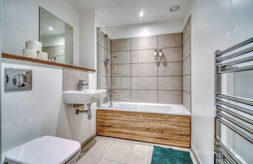 2-BR Near Salford Royal - City & Town Centre View - 1 Minute to Train & Tram Station - Sleeps 6 - Foto 50