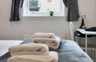 GuestReady - Stylish Apt w/ Parking near Edinburgh - Photo 26