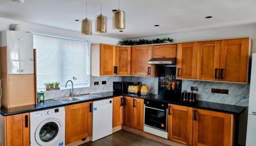 2 Bed Cosy House in London by Zaftastic Stays - Foto 4, stove, dishwasher, toaster