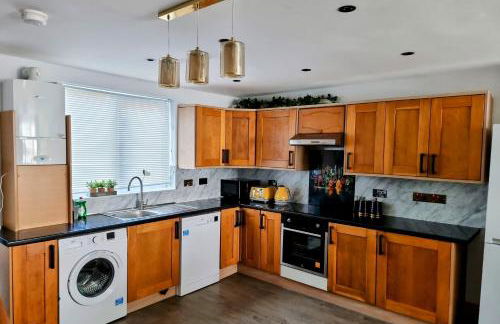 2 Bed Cosy House in London by Zaftastic Stays - Photo 4