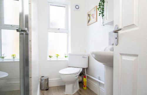 4 Bedrooms Spacious House With 2 Bathrooms Free Parking - sleeps up to 10 guests - Foto 6