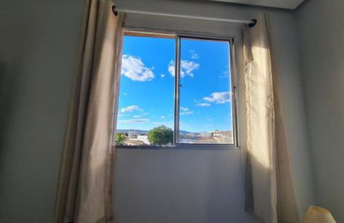 Kitnet303 centro, c linda vista janela, tv smart - Foto 3