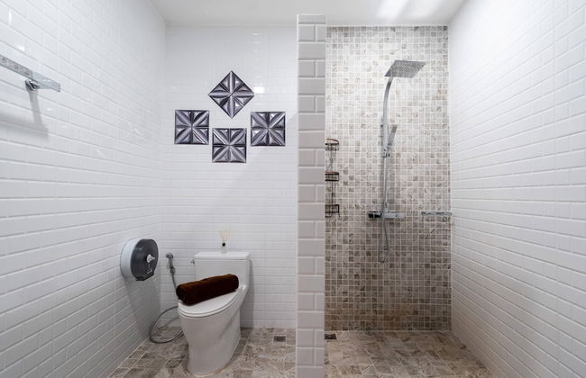 Bright Luxury Villa W Garden Pool & Sauna - Photo 26