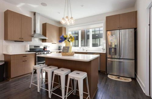 Modern Townhome, Large Game Room with Ping Pong, 10min to Downtown! Sleeps 10! - Foto 6