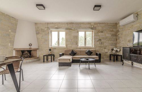 Elysian Stone Villa with Pool & Mountain View - Photo 37