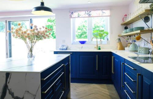 The Wave Cottage - 3 Bedroom with off road Parking for 3 Cars or Vans & EV point - Photo 31