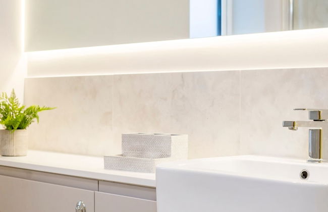 Stylish new Home With Parking - King Beds Garden - Foto 30