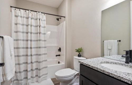 Family-Fun Lakeside Luxury at Topsider in Osage w/ 2 Pools, Prime Views Pack N' Play & Games - Foto 28