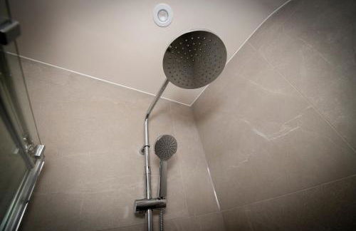 Spacious 5BR Home Near New Forest & Coast - Parking - Sleeps 10 - Photo 10