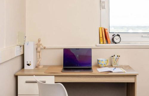 John Lester and Eddie Colman Courts in Salford - Foto 13