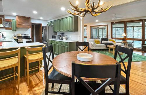 Riverfront Retreat - Right next to the White River - Foto 13