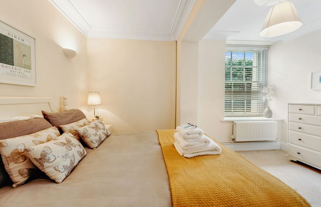 Douglas House - Photo 1