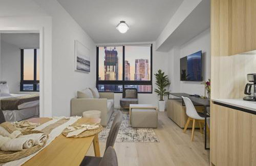 Upscale Downtown Condo Pool Gym & Skyline Views - Foto 16