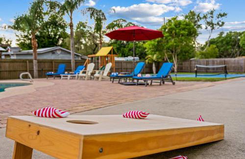 Tropical Oasis- Pickleball, Pool, Hot Tub- 15 min to beach - Photo 16