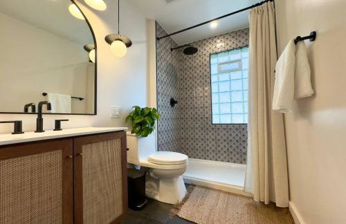 Artsy 4 Bedroom Home, Steps from Dining & Shops - Foto 11