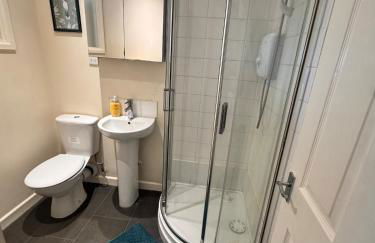 #81 Stylish Top Floor - for 2 - 10 mins to Brueton Park - " Perfect for Business Traveler and Couple - Free Parking" - Foto 2