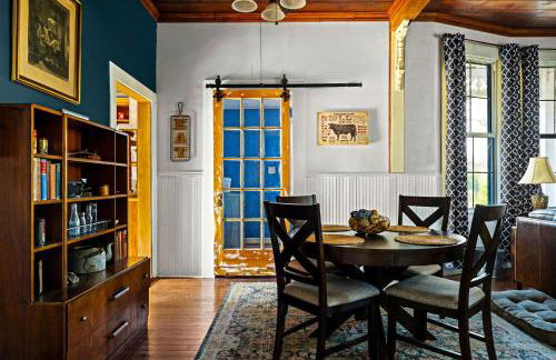 Kingsby Farmhouse - 1BR with 2 Queens & Mountain Views - Photo 12