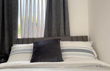 'The Elegant Comfort' - A Stunning Luxury 2-Bed Flat with Private Garden & Patio - Free Parking - Photo 47