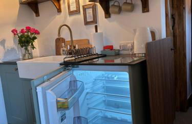 Thors Cave Cabin, Peak District - Photo 13