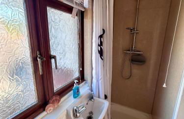 Your Lake side Retreat Sleeps 10-12 Nr Park & Sea - Photo 2