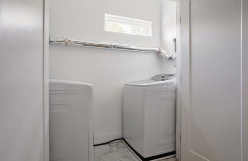 Stylish 3 Bed Retreat, Rooftop, Parking, Sleeps 10, Ensuite Baths, Bunk Room, Gourmet Kitchen, Cozy Living Space, Rooftop Views & Fire Table, Near Downtown, Distilleries & Marathon Village, 24 Hr Hospitality - Foto 28