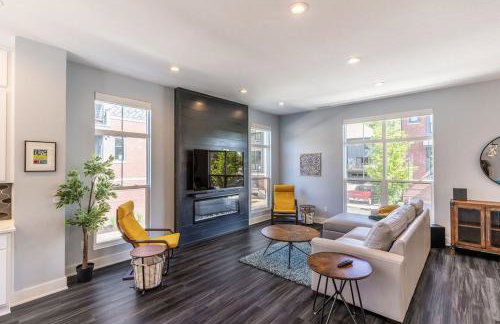 Lux Home 5 mins to Grand Park with Private Garage-Family Friendly - Foto 12