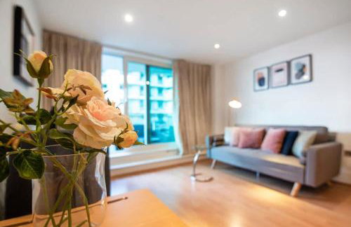 Central 2 bed with Large Terrace - Photo 2