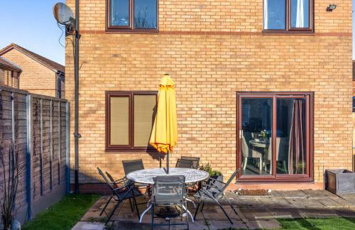Keaton House - Close to City Centre - Free Parking, Spacious Garden, Fast Wifi and Smart TV by Yoko Property - Foto 22