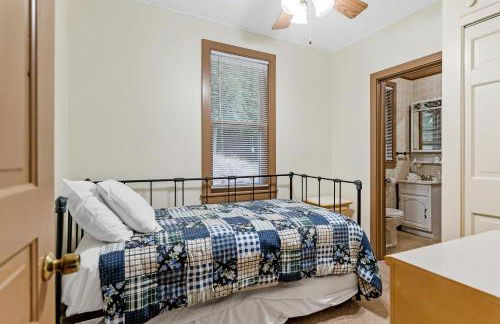 The Bott Cott: Cozy 3-Bedroom Retreat in Grand Haven - Foto 10