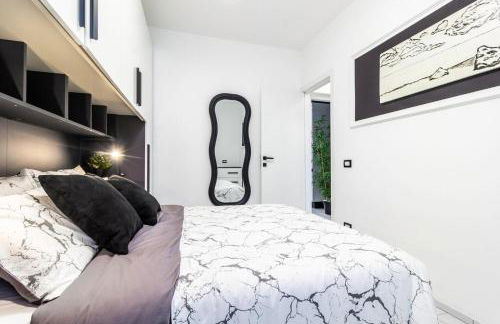 Black & White or Pop Art - Design Apartments with Parking & WiFi - Photo 20