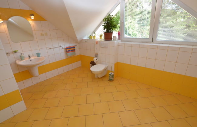 Comfortable Detached House With Large Garden - Photo 12