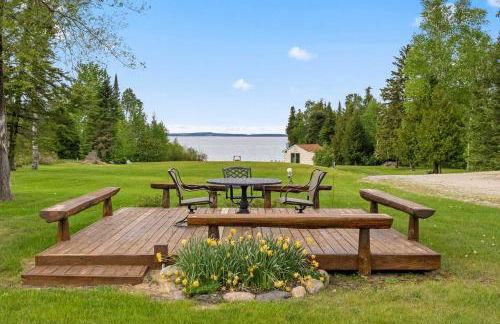 Lakefront Cabin Mackinac Views Firepit - Foto 1