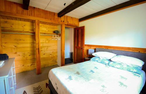 Cozy Cabin with Hottub at Cloverdale Cabins - Foto 29