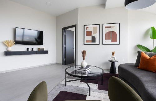 Luxury Downtown King Bed, Rooftop Pool - Photo 8