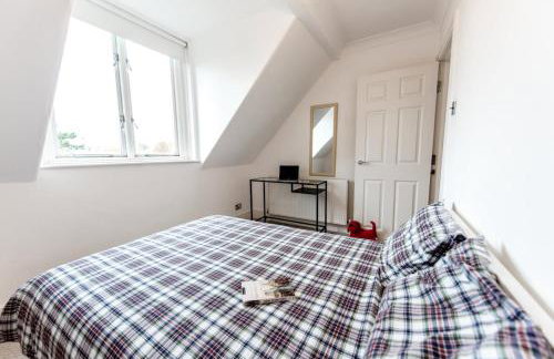 Stylish Flat in Queens Park with Private Parking, Central London Access - Foto 5