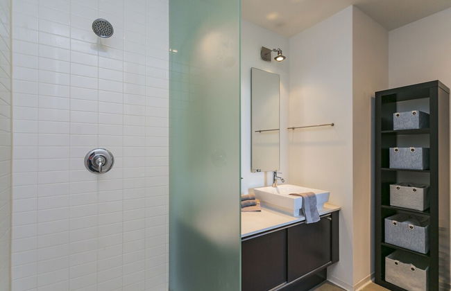 Mid Century Modern Downtown Condo | 30+ Night Min - Foto 26