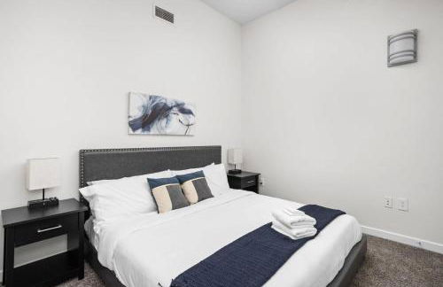 BOLD 2BR 2BA In The Block Apartment by CozySuites - Foto 9