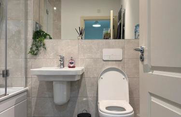 Three-bedroom modern family home by the pond with free parking - Photo 7