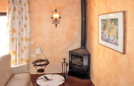 Charming House in Estepa with Mountain View - Photo 3