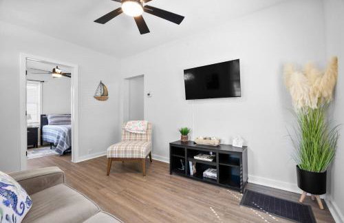 Private Downtown Bungalow Near Riverwalk & Beaches - Photo 28