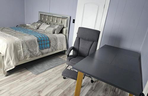 Cozy Roomy family sized apartment on major bus route close to all - Foto 68