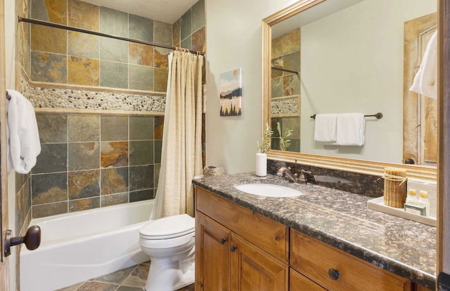 Blue Skies Lakeside Family-friendly Getaway w/ Hot Tub & BBQ - Foto 29