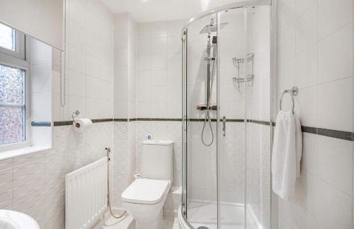 The Roost Group - 8-Bed Home, 5 Mins to M25&A13 - Foto 24