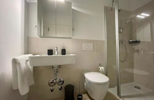 Studio Stevie Nicks I Workplace I 24in Screen I Kitchen I PS4 - Foto 20