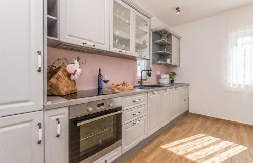 3 Bedroom Cozy Home In Sikovo - Foto 6