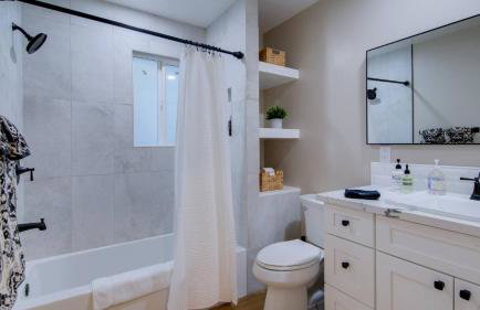 Folsom Old Town Escape • Cozy Cottage + Library - Foto 49