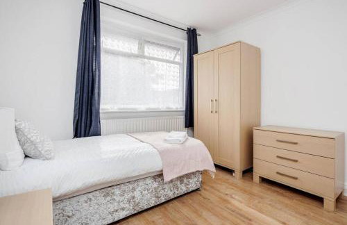 Lovely 4 Bedrooms House Near Romford Station With Parking - Foto 7