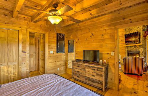 Lovely Log Cabin and Bunkhouse with Views and Yard! - Foto 13