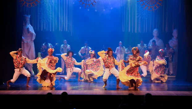 Artisti che danzano sul palco di Ginga Tropical